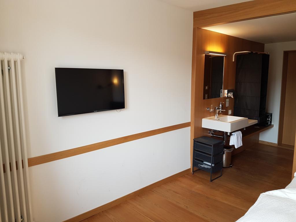 East-west Riverside 3*