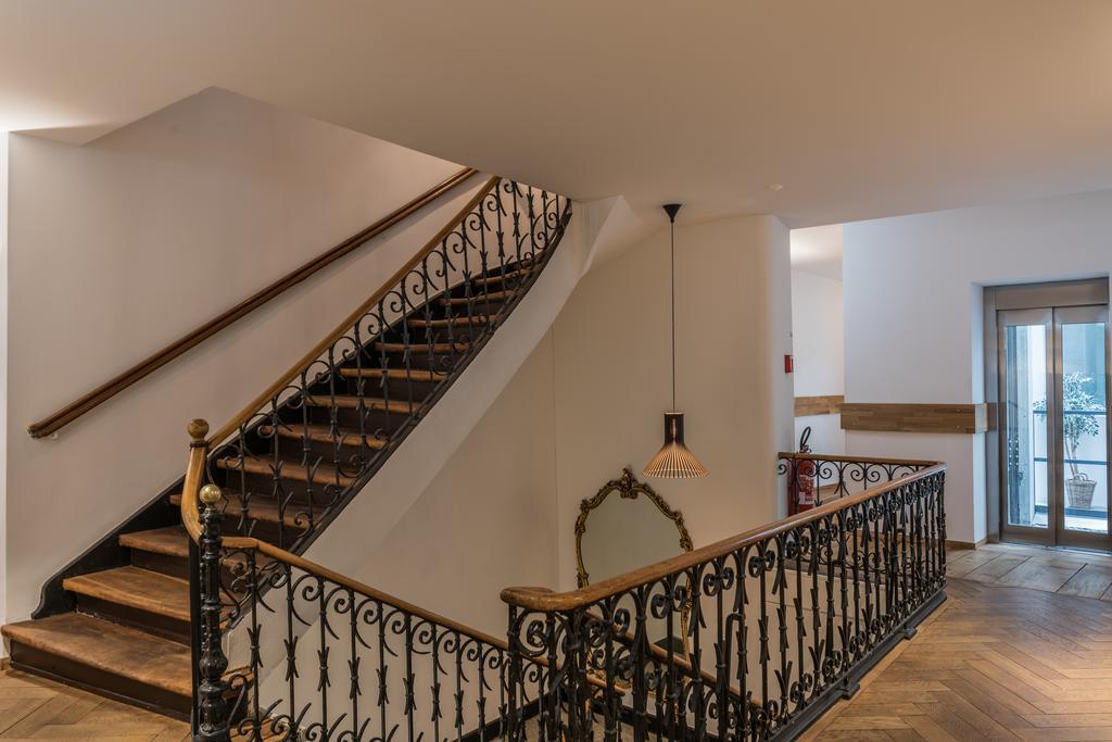 Hotel East-west Riverside 3*