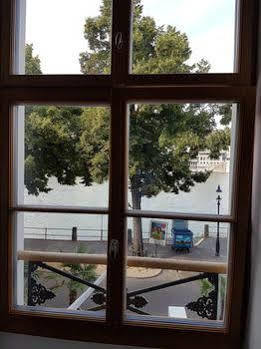 Hotel East-west Riverside 3*