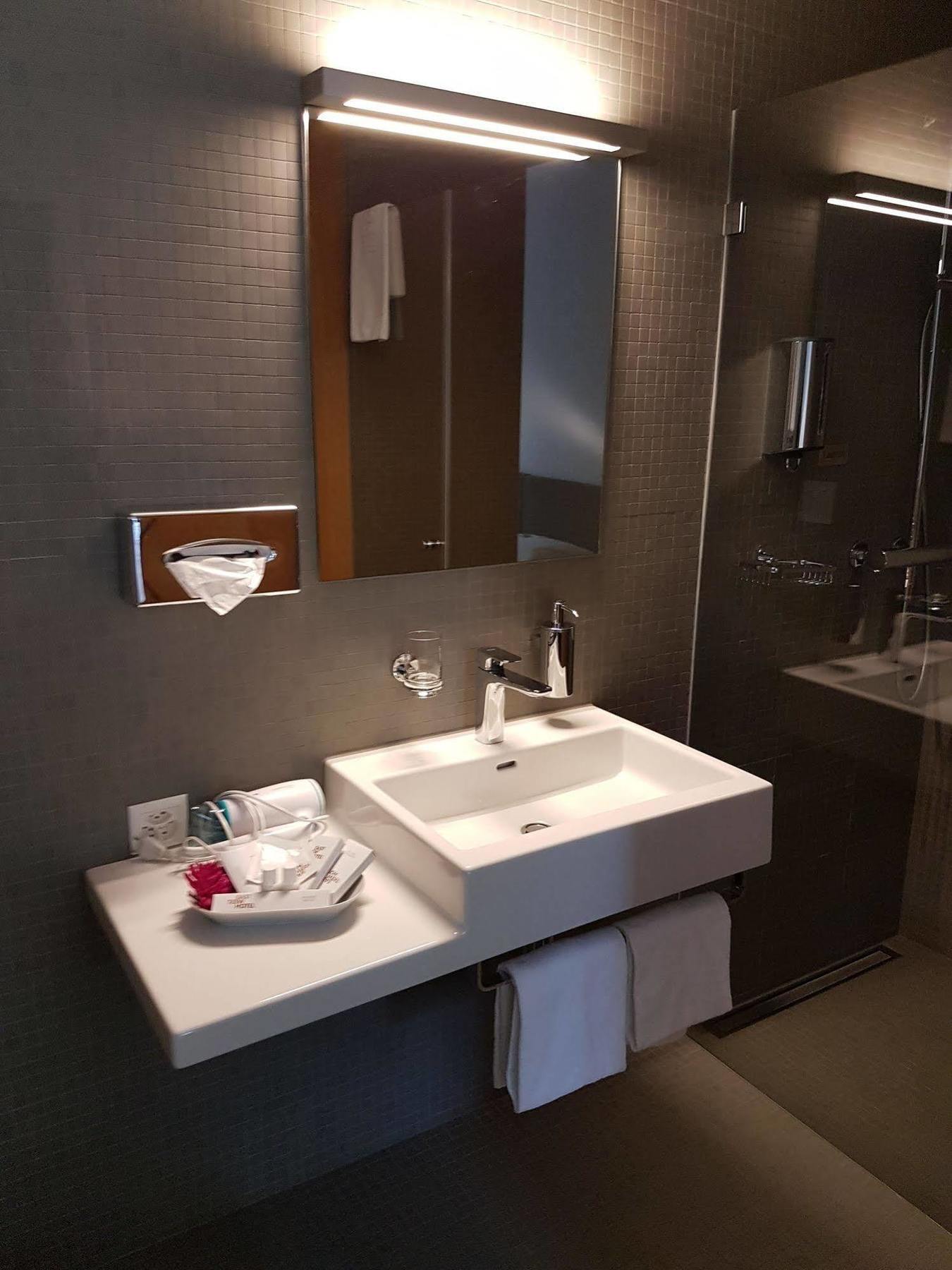 East-west Riverside Hotel Basel