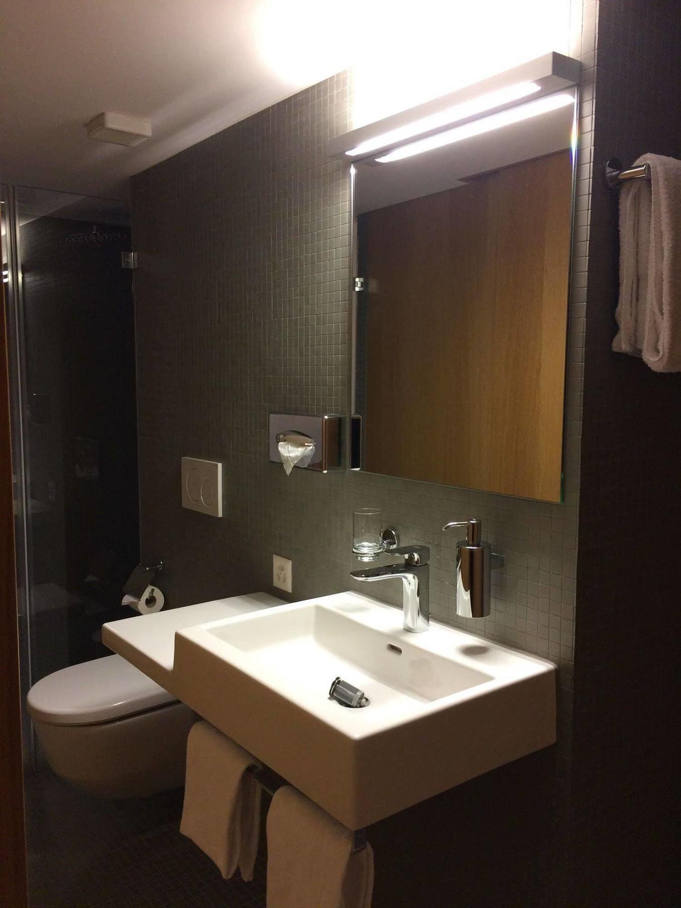Hotel East-west Riverside 3*