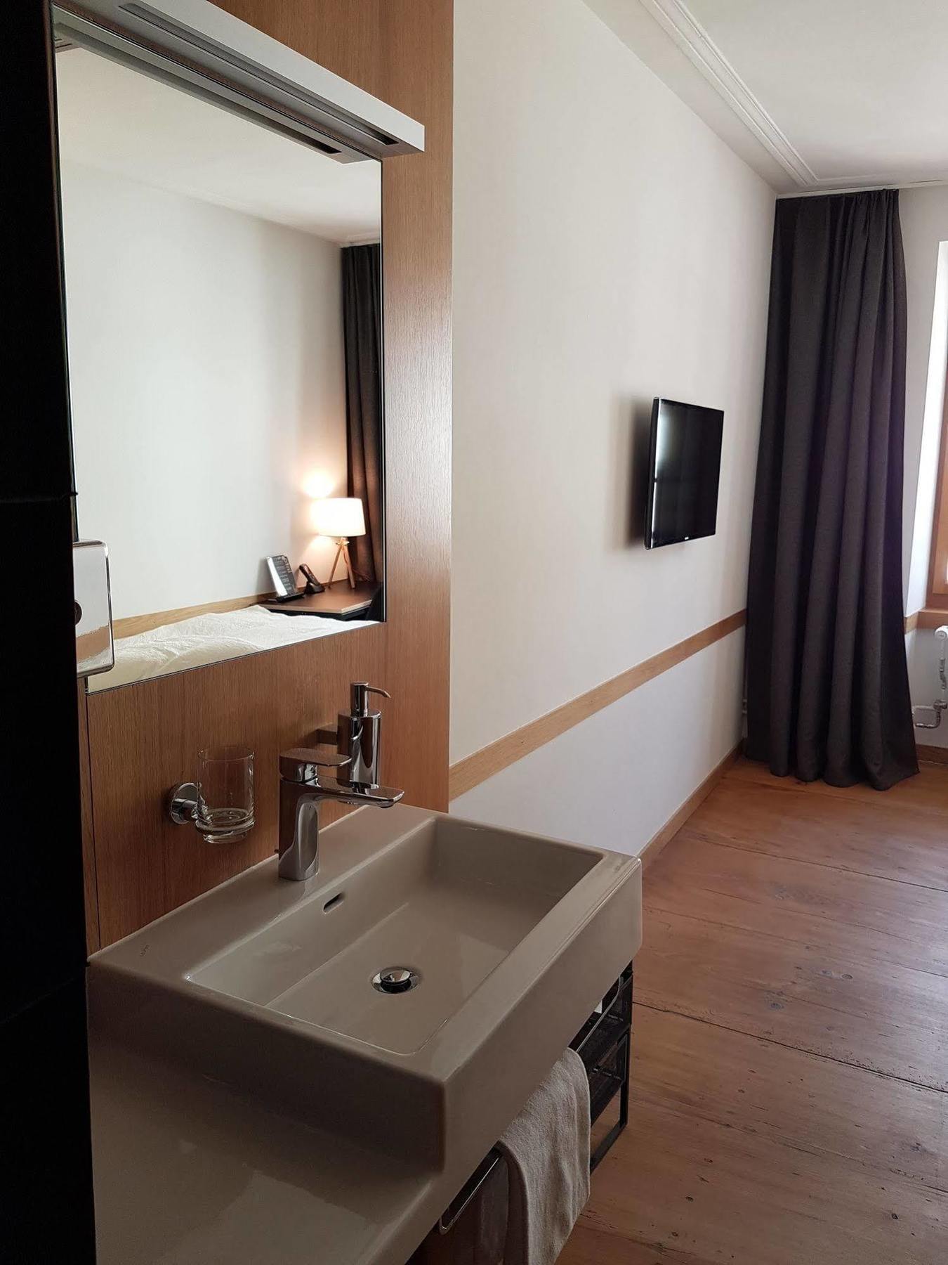 Hotel East-west Riverside 3*