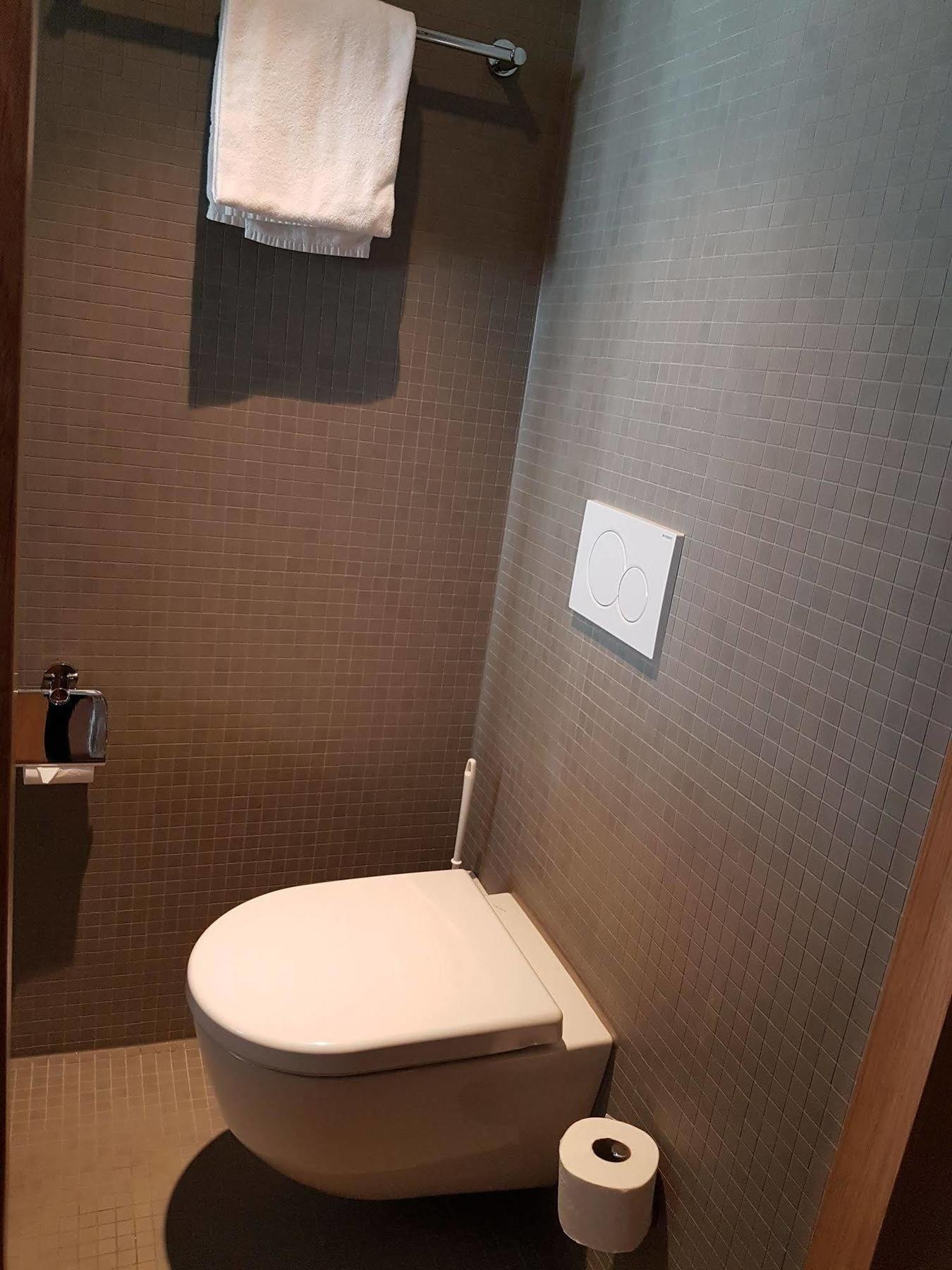 Hotel East-west Riverside 3*